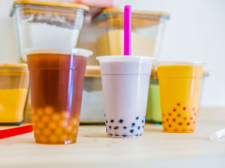 Boire un bubble tea artisanal  